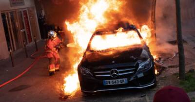 Жеральд Дарманен - Во Франции - Хулиганы сожгли больше 870 машин в новогоднюю ночь во Франции - ren.tv - Франция