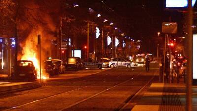 Жеральд Дарманен - Во Франции - Во Франции в новогоднюю ночь хулиганы сожгли более 870 автомобилей - russian.rt.com - Франция