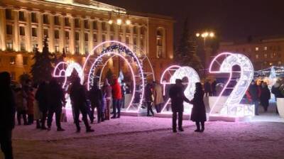 В новогоднюю ночь пензенцы желали друг другу удачи и денег - penzainform.ru - Площадь