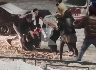 Полицейские проверяют видео с массовой дракой подростков в рязанском дворе - ya62.ru - Рязанская обл.