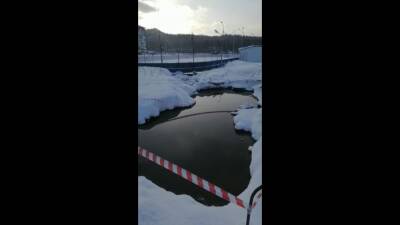 Андрей Левченко - В Чехове вода из лопнувшей трубы образовала озеро - sakhalin.info - Южно-Сахалинск - Холмск