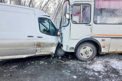 Ford - В Кургане водитель фургона выехал на встречную полосу и врезался в автобус - kikonline.ru - Россия - Курган