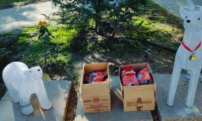 Мэр города Саки решил раздать на улице «лишние» детские новогодние подарки - argumenti.ru - Саки