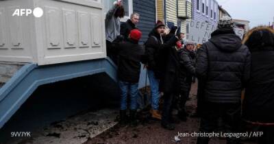 Эмманюэль Макрон - Во Франции - Во Франции антивакцинаторы забросали водорослями соратника Макрона (видео) - focus.ua - Россия - Украина - Львов - Франция