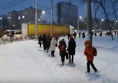В Дашково-Песочне из-за застрявшей в снегу фуры остановились троллейбусы - ya62.ru - Рязань