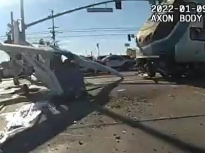 В Лос-Анджелесе в самолет, совершивший аварийную посадку, врезался поезд - gordonua.com - Украина - Лос-Анджелес - Los Angeles