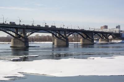 Опора Октябрьского моста обледенела в Новосибирске - novos.mk.ru - Новосибирск