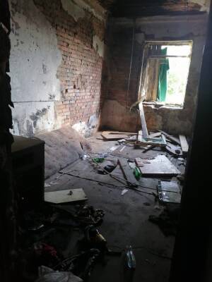 Жители аварийного дома в Еманжелинске пожаловались на наркоманов, холод и потопы - znak.com - Еманжелинск