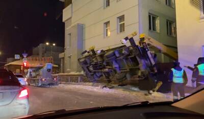 Переломы и раны получили рабочие из-за падения автовышки в Тюмени - nashgorod.ru - Тюмень