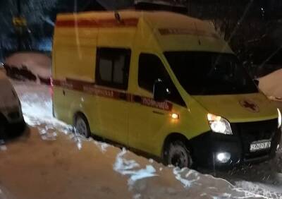Сразу в трех дворах Рязани в снегу застряли автомобили скорой помощи - ya62.ru - Рязань