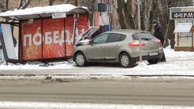 В Пензе водитель Renault въехал в остановочный павильон - penzainform.ru - Пенза