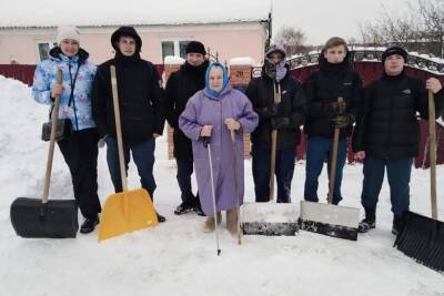 Волонтеры помогли жителям Серпухова в борьбе со снегом - serp.mk.ru