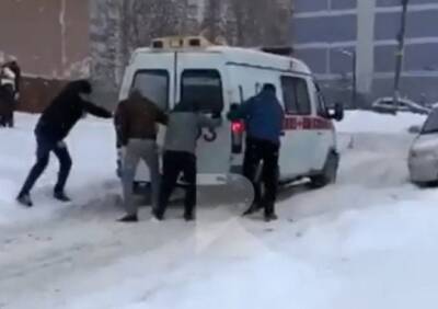 На улице Новоселов засняли, как рязанцы выталкивают застрявшие в снегу легковушку и «скорую» - ya62.ru - Рязань