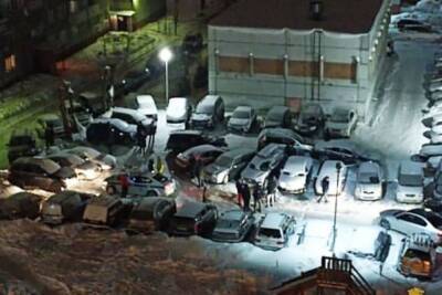 Пьяный водитель Subaru разбил семь машин во дворе на Кропоткина в Новосибирске - novos.mk.ru - Новосибирск