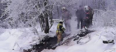 Владимир Любарский - В Петрозаводске спасатели залили тлеющий на набережной торф водой из проруби (ФОТО) - stolicaonego.ru - Петрозаводск - республика Карелия