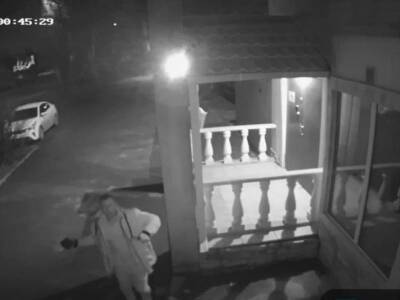 В Таганроге мужчина с камнем и бутылкой напал на конструкторское бюро Сухого - bloknot.ru - Таганрог