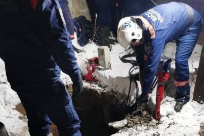 Спасатели всю ночь искали в обрушившемся погребе людей в Новосибирске - novos.mk.ru - Новосибирск