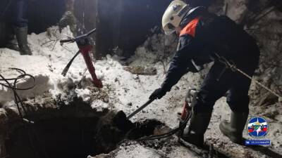«Два человека звали на помощь»: в Новосибирске обвалился грунт в погребе рядом с гаражами - sib.fm - Новосибирск
