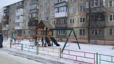 В челябинском дворе разваливается детский городок. Один ребенок уже пострадал - newdaynews.ru - Россия - Челябинск - район Ленинский, Челябинск