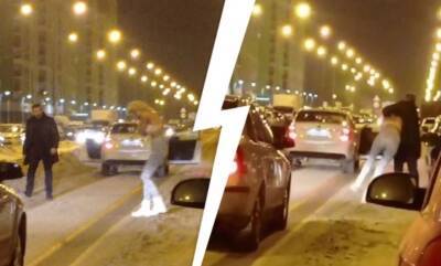 В Екатеринбурге мужчина избил полуголую девушку на дороге - 7info.ru - Екатеринбург - Видео