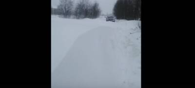 Огромный сугроб перегородил дорогу водителю в Петрозаводске (ВИДЕО) - stolicaonego.ru - Петрозаводск - республика Карелия