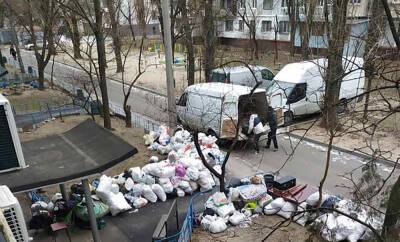 В квартиру не поместилось: днепрянка заблокировала подъезд горами мусора - dnepr.politeka.net - Украина