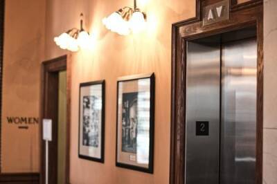 Прокуратура Москвы опубликовала первые кадры из отеля, где при падении лифта погибли рабочие - argumenti.ru - Москва - Москва