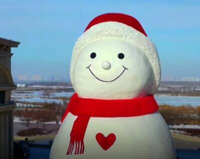 В Китае в честь Олимпийских игор-2022 построили огромного снеговика из 2000 кубометров снега. ФОТО - enovosty.com - Китай