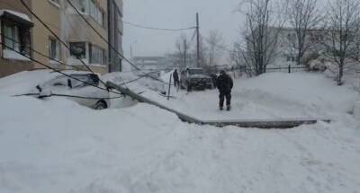 Сахалинец уронил столб, пытаясь вытащить машину из снежного плена - sakhalin.info