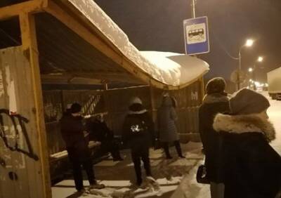В Турлатове засняли остановку, прогнувшуюся от снега - ya62.ru