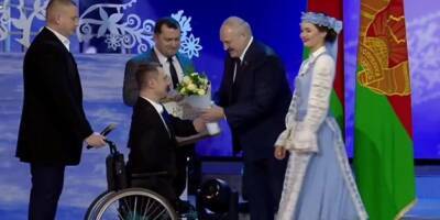 Александр Лукашенко - Лукашенко попал в неловкую ситуацию, пытаясь подарить цветы мужчине без рук - ruposters.ru - Белоруссия - Речь Посполитая