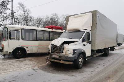 В Воронежской области грузовик столкнул рейсовый автобус в кювет - vrn.mk.ru - Россия - Воронеж - Воронежская обл.