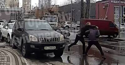 В Киеве спортсмен жестко избил мужчину после замечания о парковке (видео) - focus.ua - Украина - Киев - район Днепровский, Киев - Киев