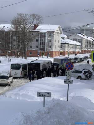 Водитель грузовика спас застрявший в каше на Сахалинской автобус - sakhalin.info