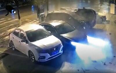 Автомобильный паркур: автомобиль упал на парковку и приземлился точно на свободное место - agrimpasa.com - Китай - Украина