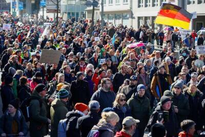 Около 15 тыс. человек приняли участие в акциях против антиковидных мер в Германии - trend.az - Германия
