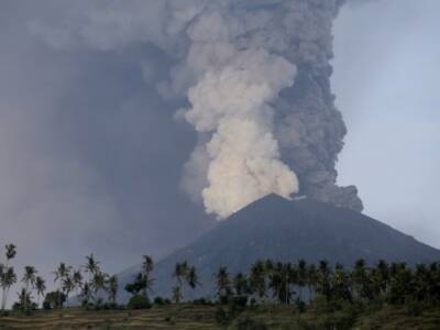СМИ: после извержения вулкана короля Тонга эвакуировали из дворца - unn.com.ua - Украина - Киев - Новая Зеландия - Тонга - Американское Самоа