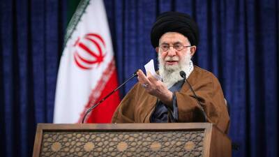 Дональд Трамп - Уильям Барр - Касем Сулеймани - Аля Хаменеи - Twitter заблокировал аккаунт верховного лидера Ирана из-за угроз Трампу - iz.ru - США - Израиль - Ирак - Иран - Нью-Йорк - Багдад - Twitter
