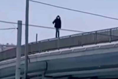 В Челябинске парень прошел по перилам моста над проезжей частью - chel.mk.ru - Челябинск
