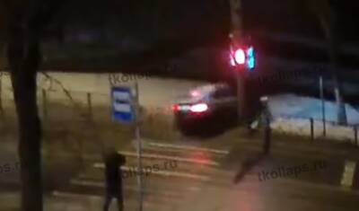 Видео: в Красном Селе иномарка на огромной скорости влетела на тротуар, задев пенсионерку - ivbg.ru - Украина