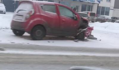 В лобовом столкновении на Ветеранов труда в Тюмени пострадала женщина - nashgorod.ru - Тюмень