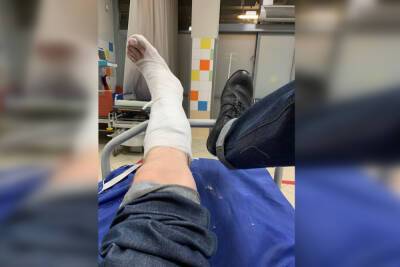 Сергей Шнуров - В полку жертв гололеда прибыло: музыкант группы «Нож для Фрау Мюллер» сломал ногу в Петербурге - spb.mk.ru - Санкт-Петербург