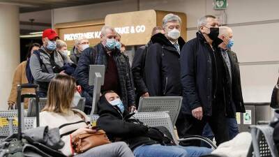 Петр Порошенко - Порошенко прибыл в аэропорт для вылета в Киев на суд по делу о госизмене - iz.ru - Украина - Киев - Израиль - Польша - Варшава
