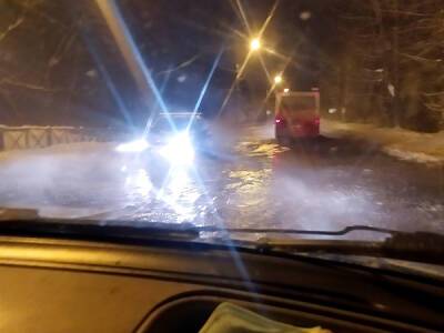 В Перми из-за коммунальной аварии затопило дорогу - nakanune.ru - Пермь