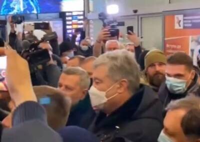 Петр Порошенко - Андрей Парубий - Татьяна Черновол - В аэропорту Киева Порошенко встретила толпа, скандирующая его имя - znak.com - Украина - Киев - Варшава