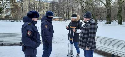 В Петербурге задержали активистов, которые пришли к Смольному на костылях - znak.com - Санкт-Петербург
