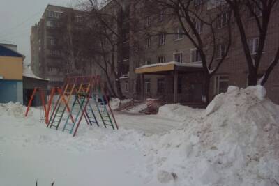 В центре Рязани трактор засыпал снегом детскую площадку - rzn.mk.ru - Рязань