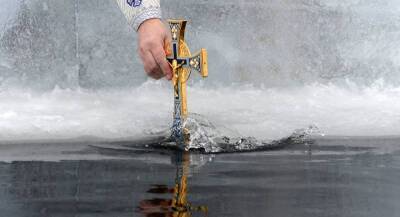 Набрать святую воду в церкви можно вечером в Крещенский сочельник 18 января и на Крещение 19 числа - pravda-tv.ru