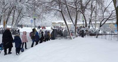 Все школы Хабаровска эвакуировали из-за сообщений о "минировании" - ren.tv - Хабаровск - Хабаровск
