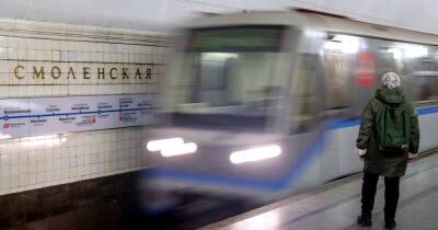 Пассажир упал на пути станции "Смоленская" московского метро - ren.tv - Москва